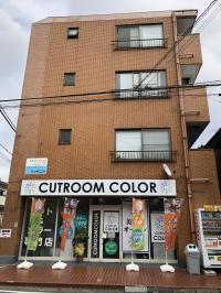 ウッドアイオオノダイ2の2階が教室です。1階は美容室です。