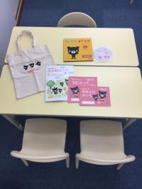 幼児さんも足の着く机椅子で安心です♪