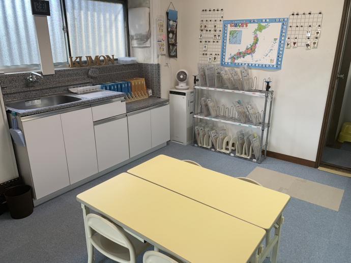 幼児用の机も用意しており、未就園児の子はこの席で学習しています。