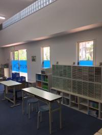 教室の背後には、沢山の教材が収納されている棚が並んでます。