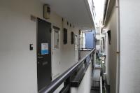 階段を上がってすぐ左が教室です。