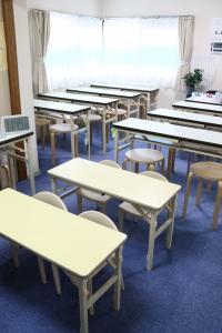 明るい、大きな窓のある部屋で学習しています。