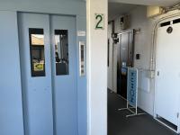 エレベーター2階。ベビーカーでも安心です。