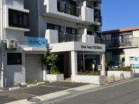 会場の外観。大きな道から横に入るので安心です。