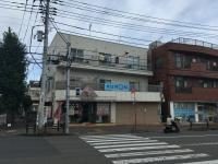 建物横の階段を上がって、すぐの扉です！