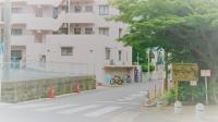 梶ヶ谷第1公園に隣接するピンク色のマンションの1階です