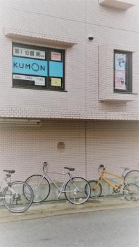 左手の駐車場側からお入りください