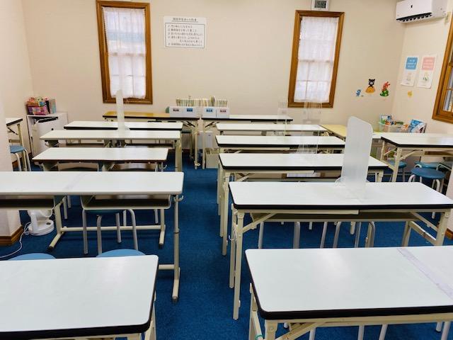明るい教室です。教室を縦長に使い、集中しやすい配置にしました。