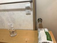 消毒液完備。保護者様にはマスクと検温のご協力をお願いしております。