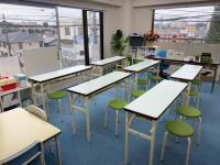窓が大きく明るいお教室です。<br />
小さいお子さん向けの低い席もあります。