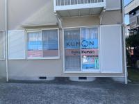 渋沢小入り口交差点、曲松郵便局の近くに教室はあります。