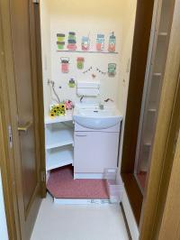 生徒さん達が貼ってくれたウォールシールに合わせかわいい手洗い場もあります。