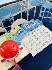 幼児さん多数在籍しています。教具を使って指導します。
