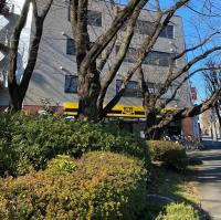 市役所通り「横山2丁目交差点」にある淡路ビルの3階です。