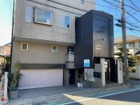 黒い囲いが目印のオシャレなビルです！