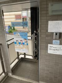 ⑥	階段を上がってすぐの鏡張りの玄関扉を開くとお教室です♪