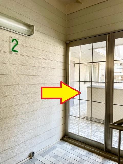 ２階ドアの奥に進むと右手に教室がございます。