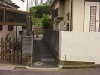 賀寿団地　自治会集会所の看板を目印に、小道を進んでください。
