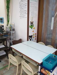 幼児は指導者との対面席(幼児用の机椅子)でゆったりと学習できます