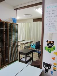 奥の部屋に9席<br />
指導者とスタッフの計4名で全体を観ています