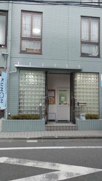 幸町小学校のすぐ近くです。薄いブルーの建物が目印です。