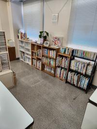たくさんの本も取りそろえております。貸し出しもできます。
