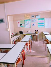 明るく静かな環境で真剣に勉強しています。