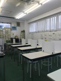狭い教室ですが、パーテーションを設け清潔な学習環境を心がけています。