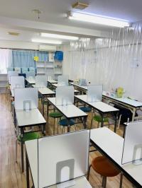 整理された教室です。シンプルにして学習に集中できるように配慮しております。