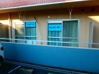 汲沢小学校から坂を下るとすぐ教室が見えます。