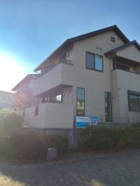 家の裏側で小学校から中学校への遊歩道沿いにあります。