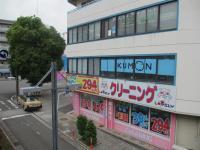 平沼小学校の近く、西平沼橋の交差点の目の前にあります。