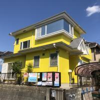 場所は上矢部小学校の校庭側の門の前<br />
ガレージ横の階段からお入りください