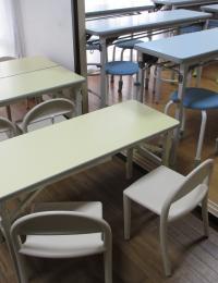 お子さまと一緒に、小さいイスとテーブルでお話ししましょう♪