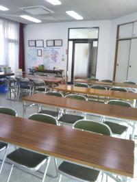 明るく広々とした教室です。<br />
保護者様の待合スペースもご用意しています。<br />
