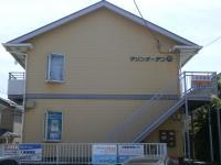 津久井浜駅から徒歩１分。水色の看板が目印です。