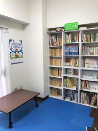 保護者控室はお子さんに人気の図書コーナーを兼ねています。
