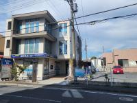 りりあタウン2号館の３階、サンドラッグの隣の建物です