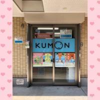 教室は今年3月にオープン。<br />
バス通りに面しておりロゴが目印