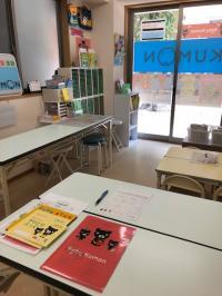 明るい入口、教室見学も随時<br />
お気軽にお立ち寄りください