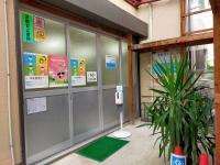 入り口は建物の奥です。ベビーカーのままでもお入りいただけます。