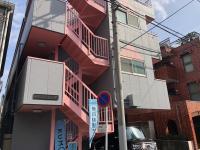 ブルーにピンクの階段のマンションです。