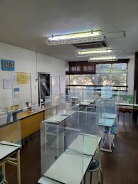 飛沫防止パーティション・手指消毒マシン導入しています。