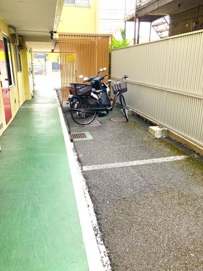 駐輪スペースは余裕があり安心です。お子様乗せのついた自転車も楽々停められます