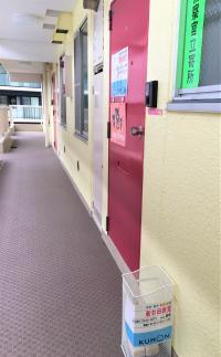 2階廊下の中ほどです。202号室、扉前の看板が目印!