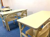 床に足がつく幼児さん用のイスと机で安心です