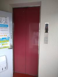 エレベーターで5階までお越しください。教室の中までベビーカーのまま入れます。