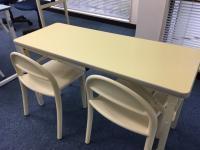 歩き回るお子さまについて、教室内を移動しながら保護者とお話しすることも。