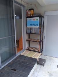 玄関の左手に看板が出ています。<br />
縁側からお入りください。