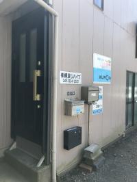 この扉から階段で二階にあがります。お手伝いいたしますので、お電話ください。